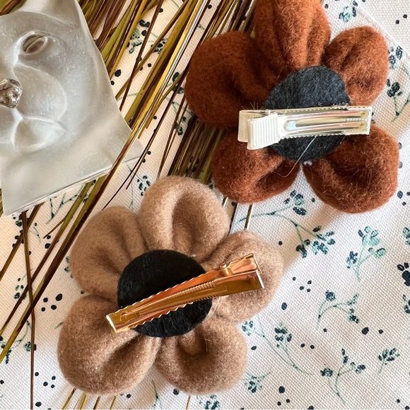 New! Set of Two Puffed Felted Cottagecore Hippie Flower Hair Barrette Clips - Picture 3 of 6